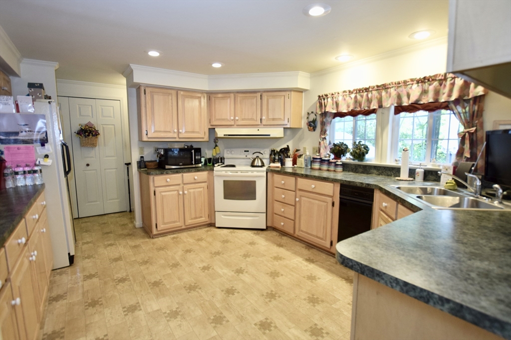 12 Trailwood Dr. Property Photo 10