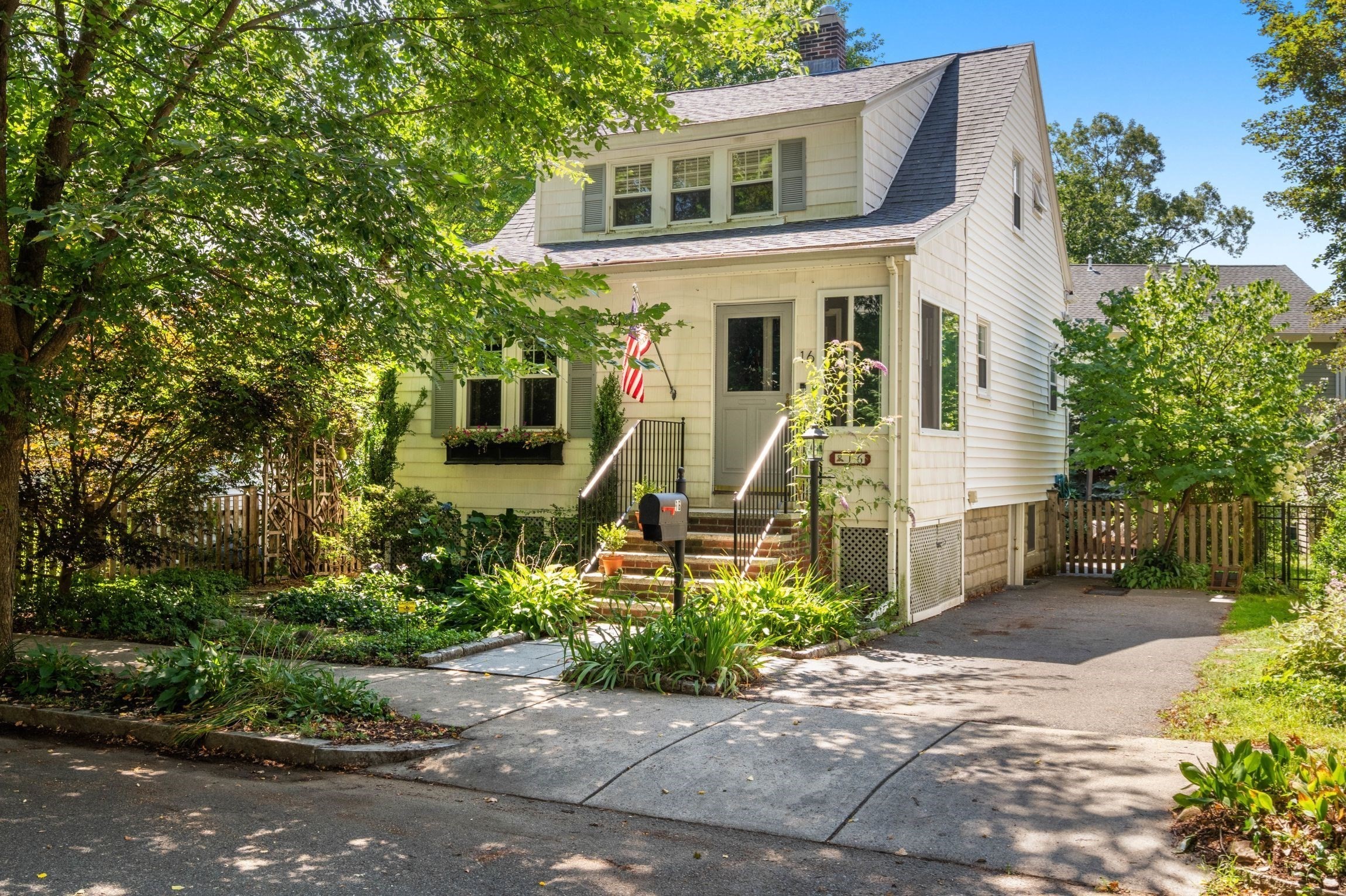 16 Longfellow Rd Property Photo 1