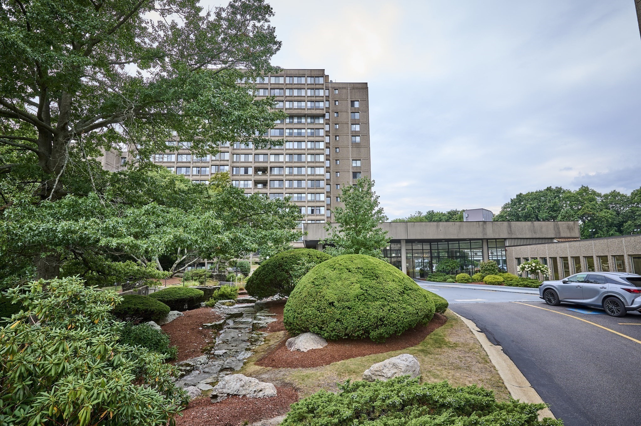250 Hammond Pond Parkway # 609s Property Photo 31