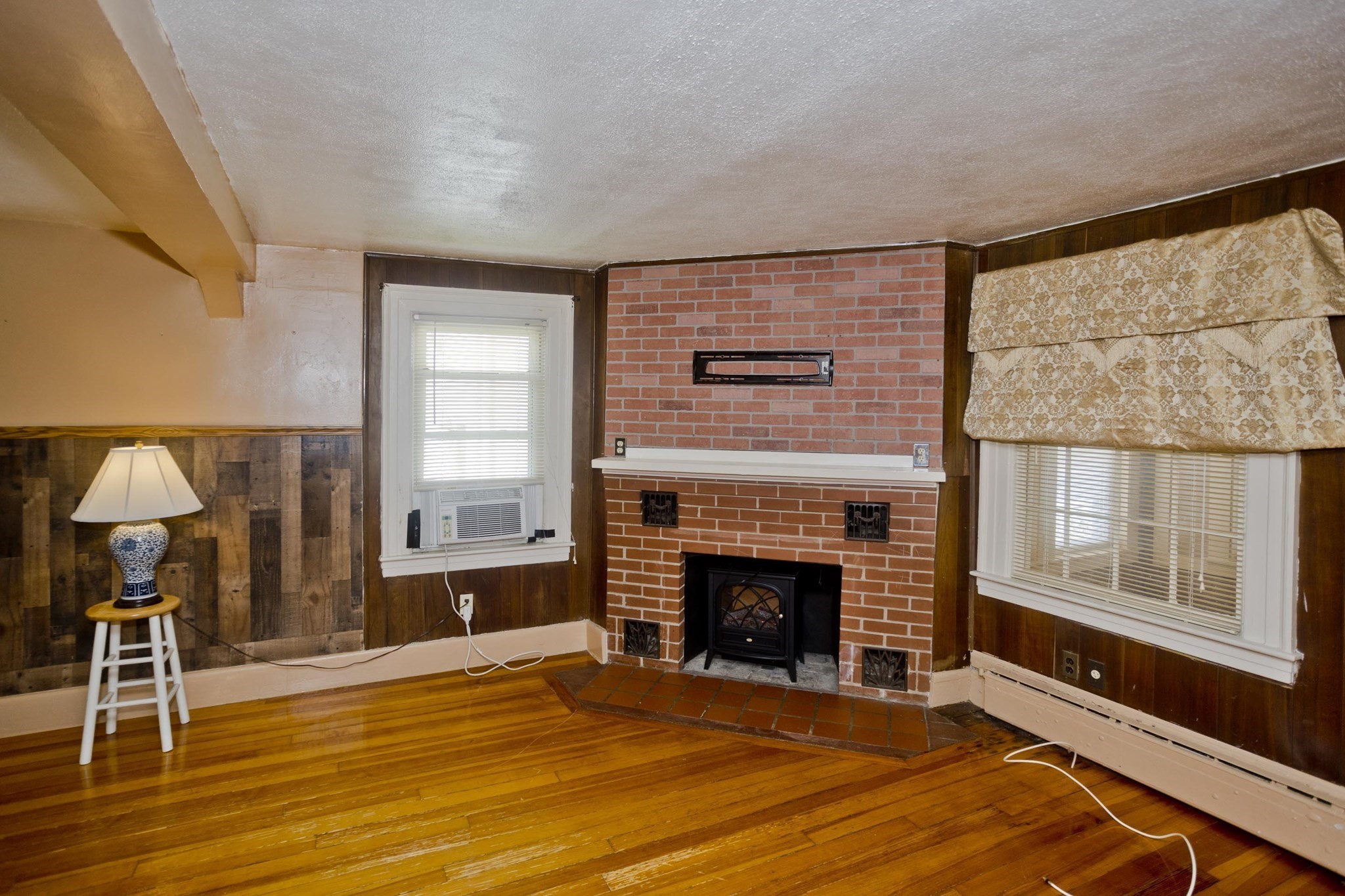 86 Laurence Property Photo 7
