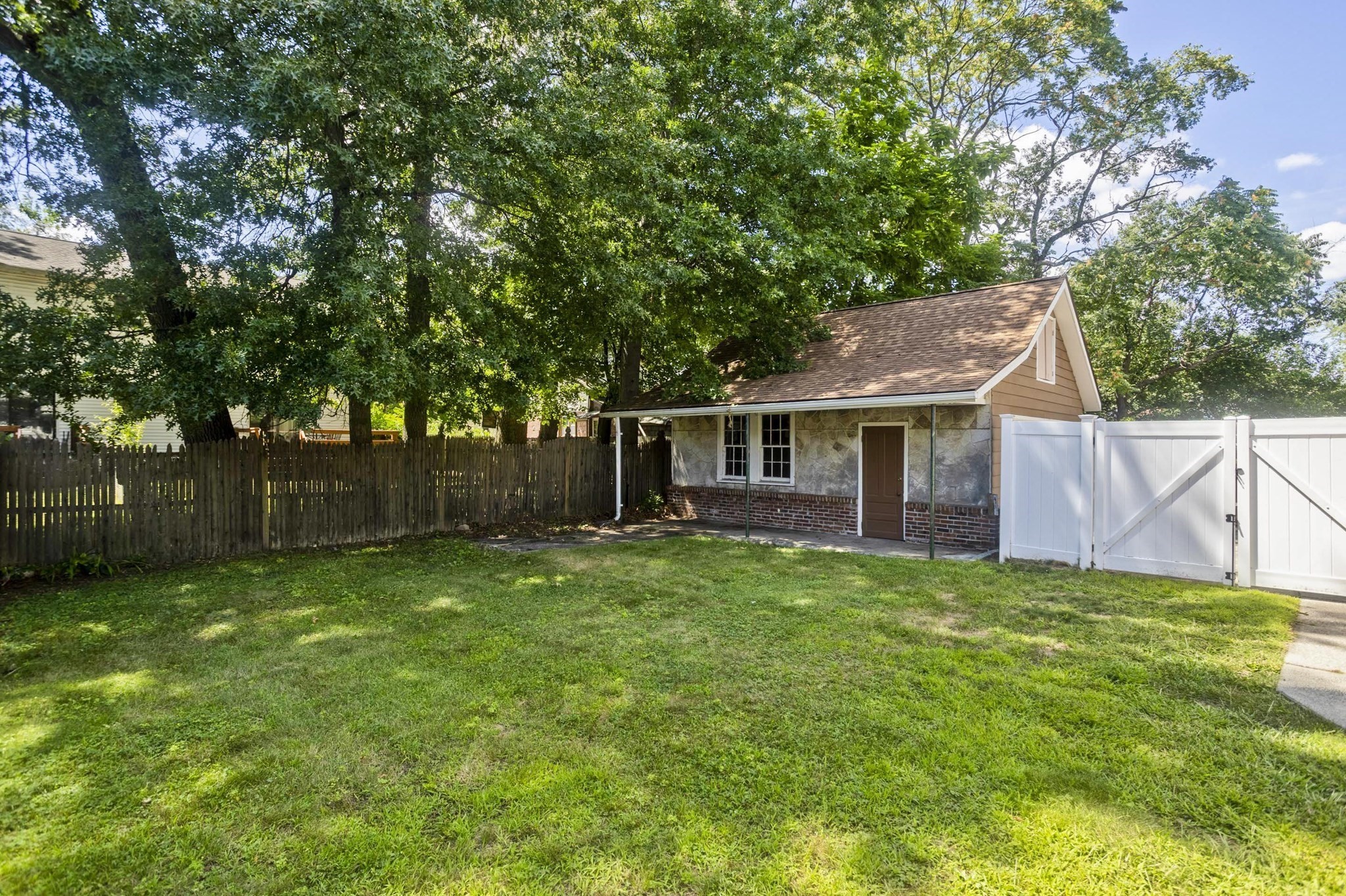 86 Laurence Property Photo 37