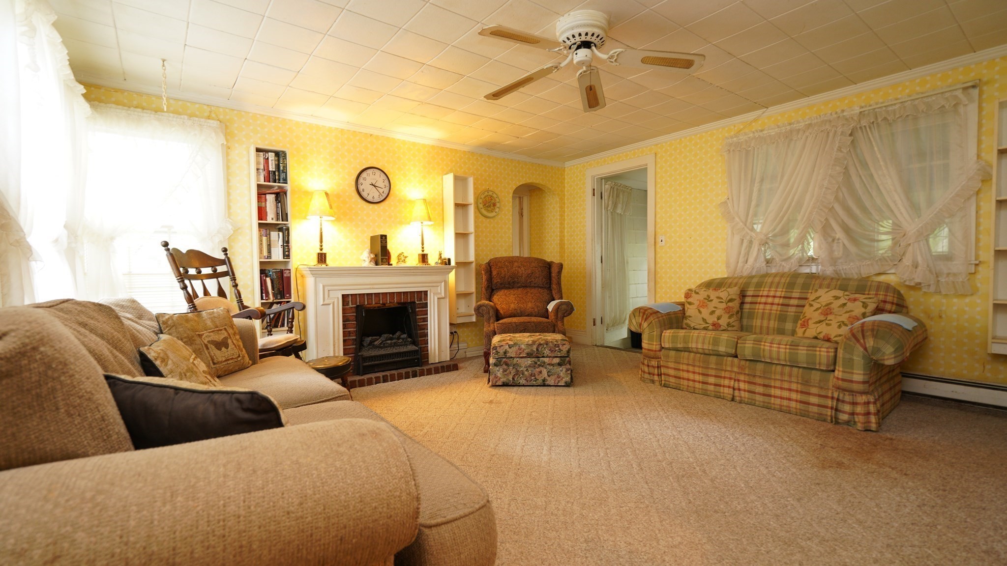 351 Towne St Property Photo 9