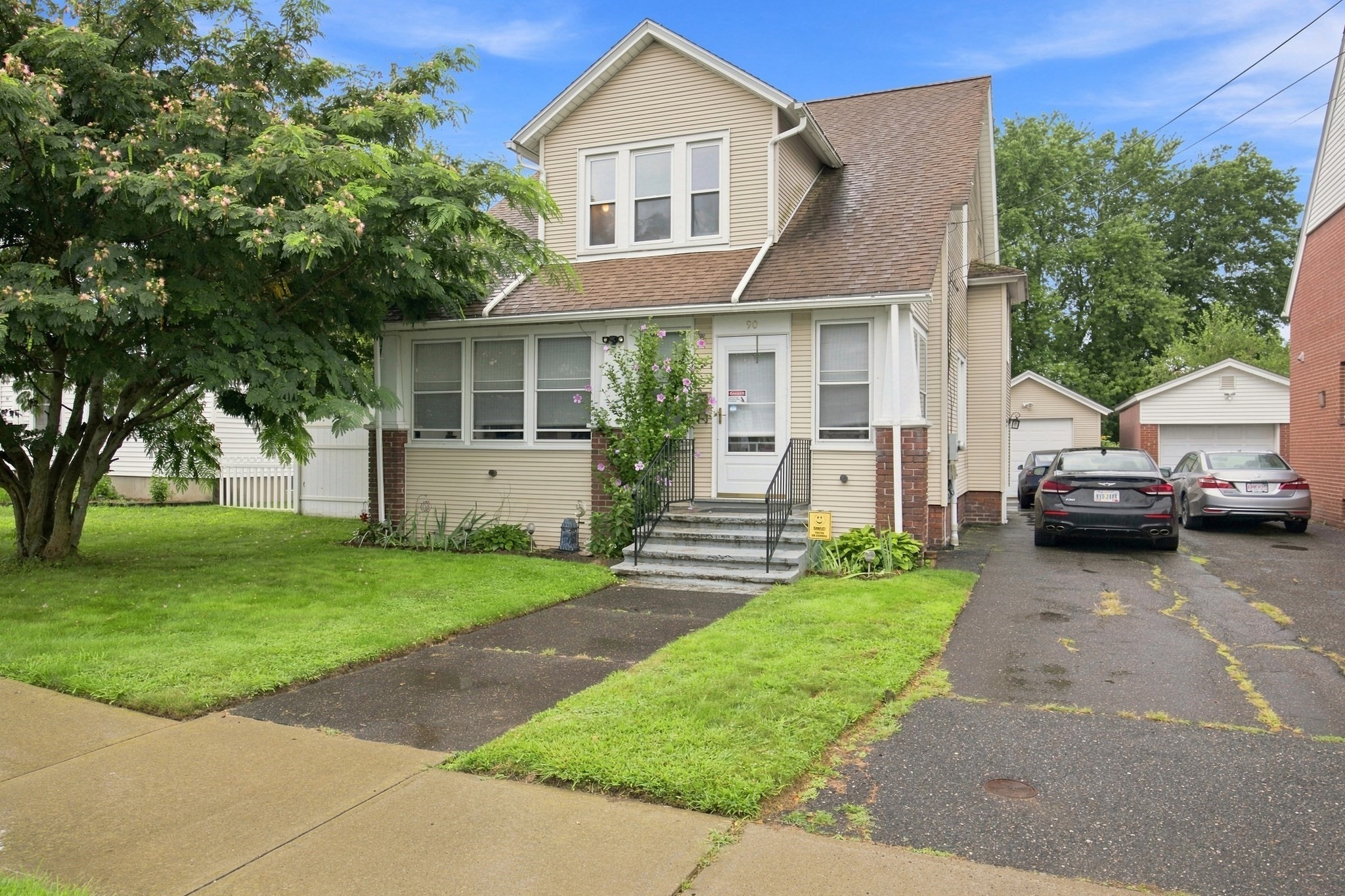 90 Bonneville Ave Property Photo 1
