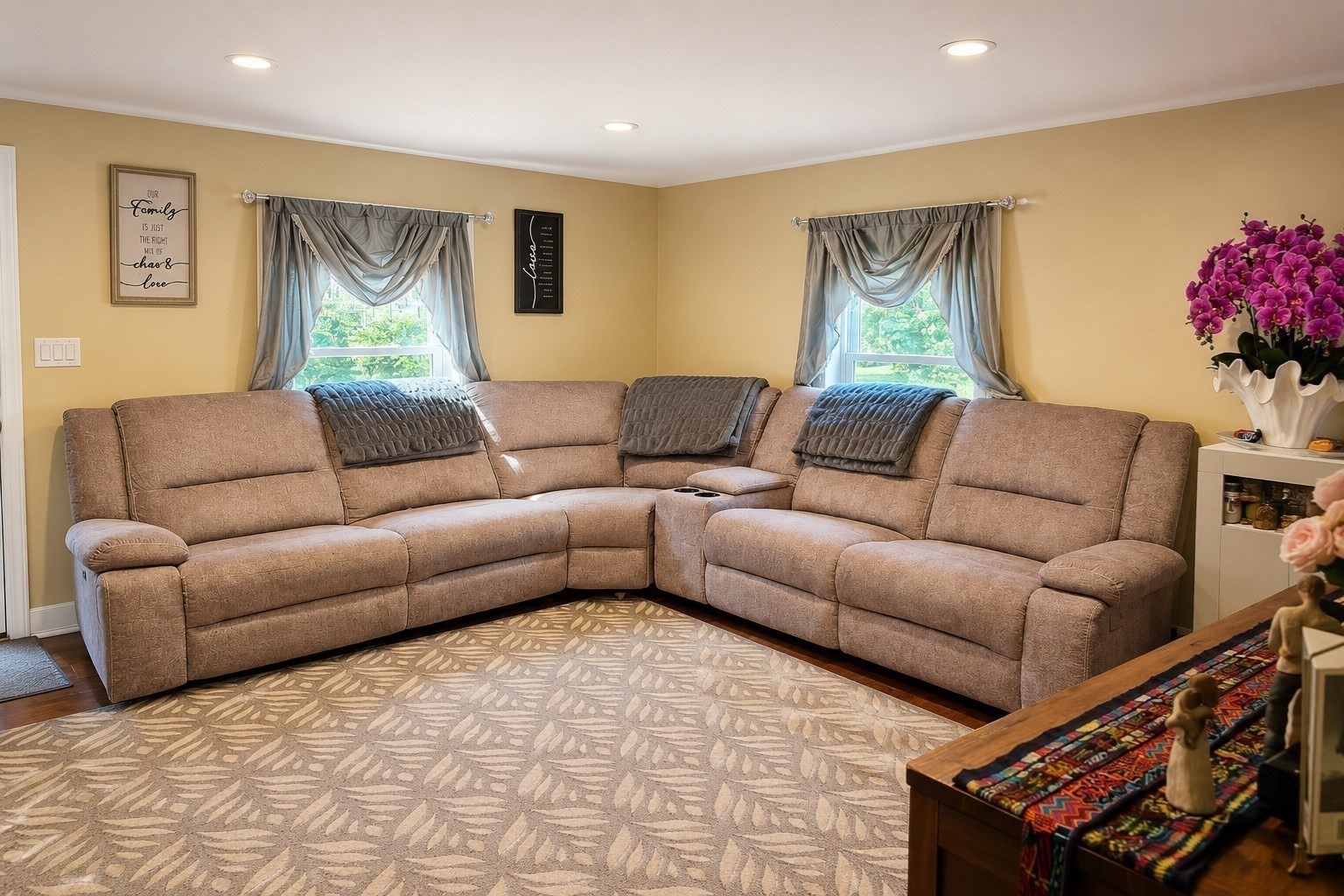 56 Kirby Ave Property Photo 6