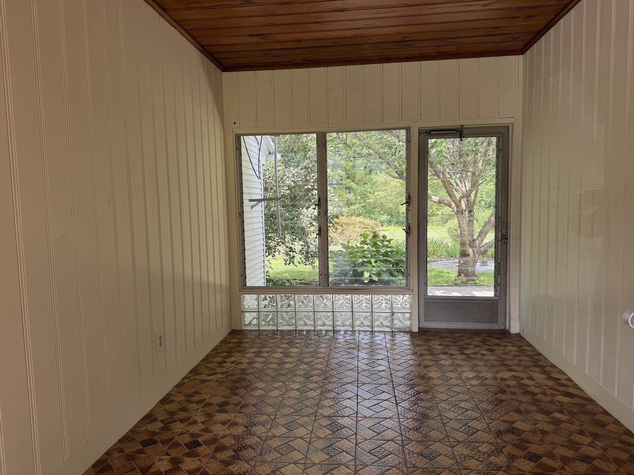 10 Shady Ln Property Photo 3
