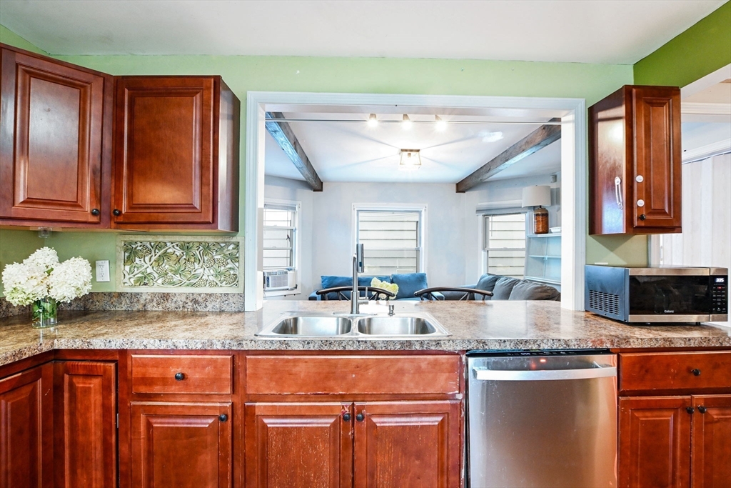 118 Parker St Property Photo 4