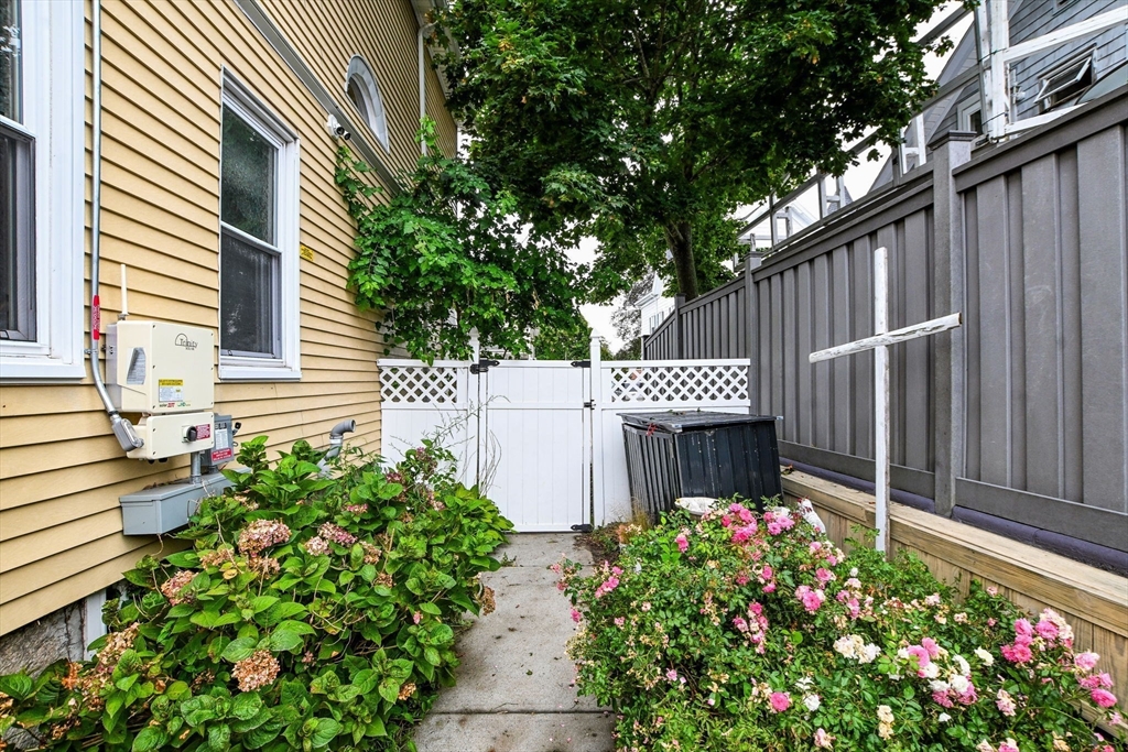 118 Parker St Property Photo 15