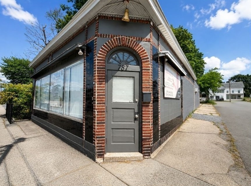 789 Main Street Property Photo 2