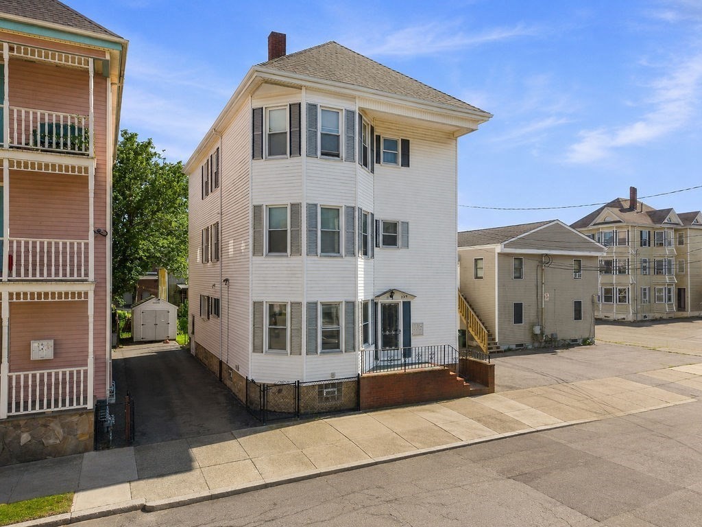 320 Davis Street Property Photo 2