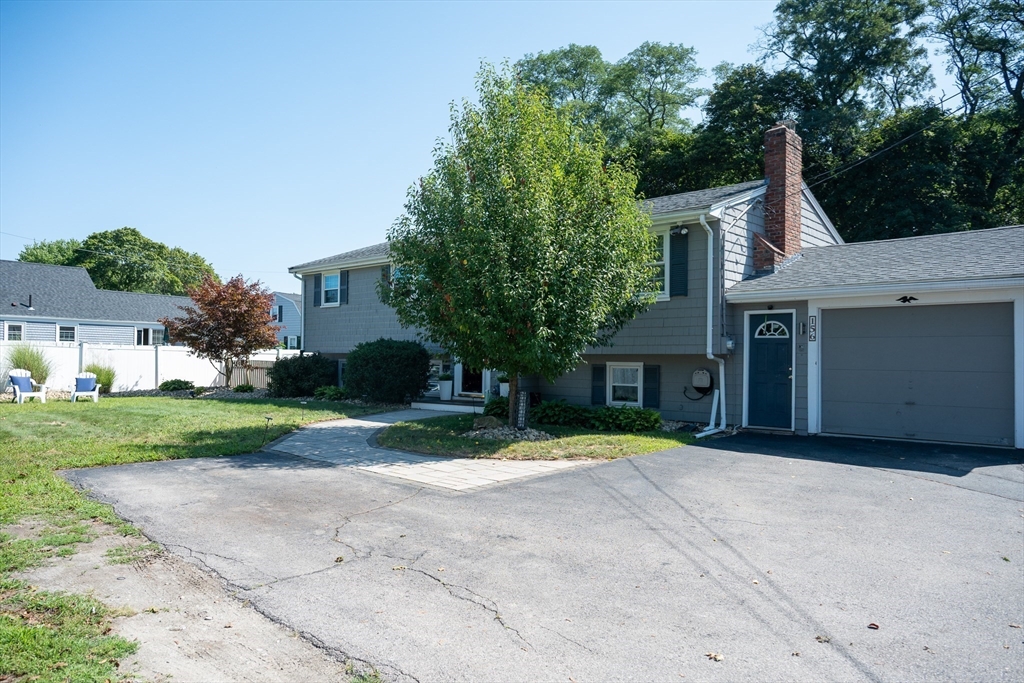 156 Oak St Property Photo 2