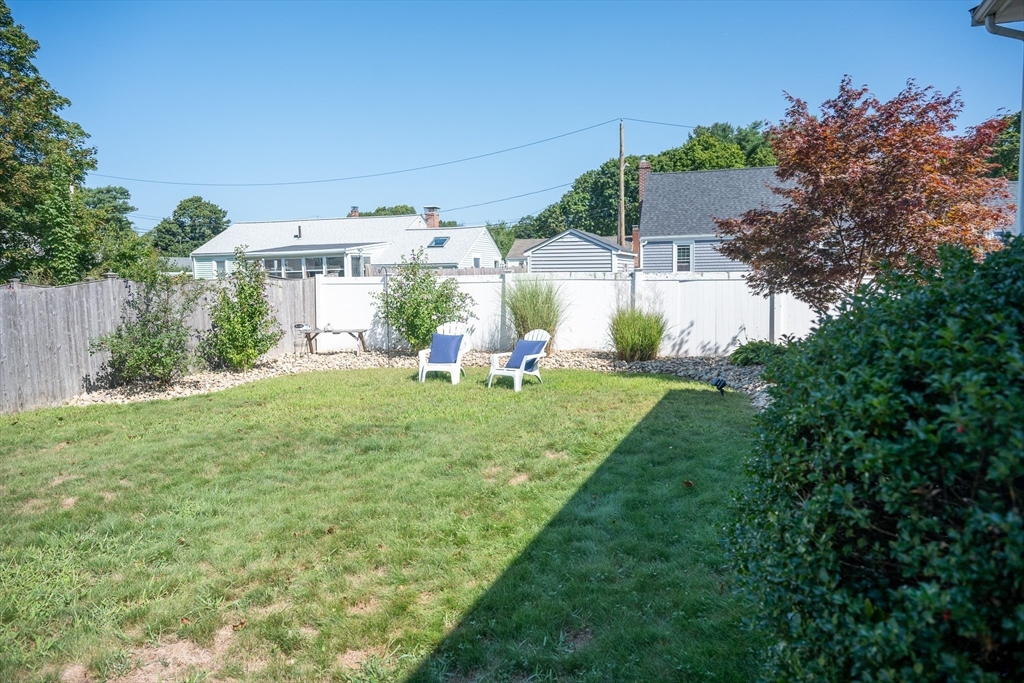 156 Oak St Property Photo 4