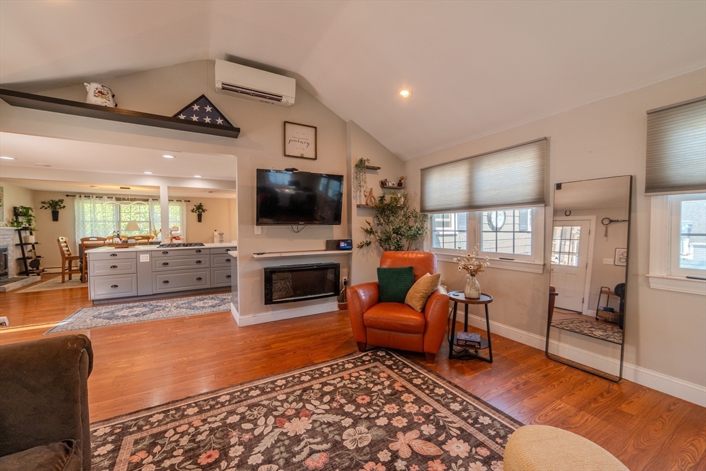 156 Oak St Property Photo 14