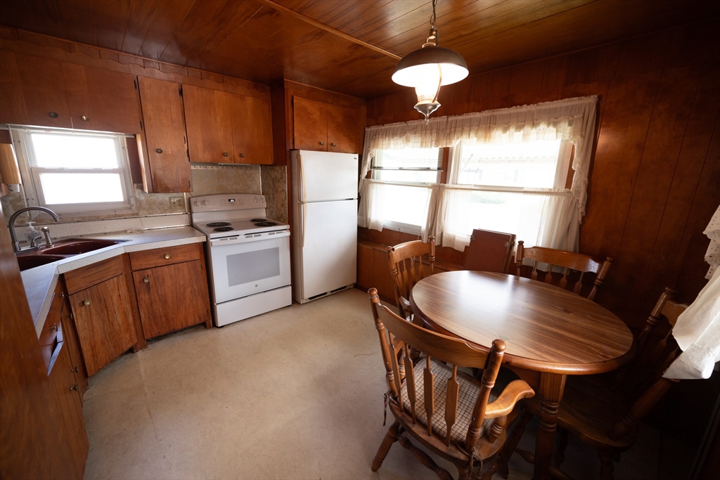 276 Lunenburg St Property Photo 4