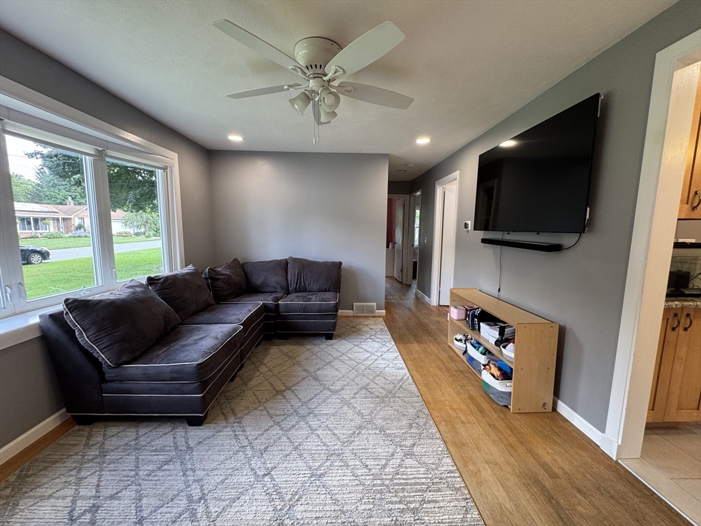 18 Cedar Oak Lane Property Photo 5