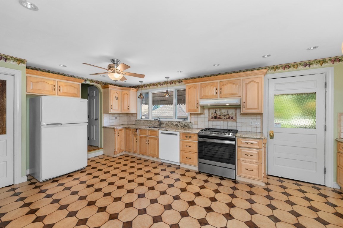 14 Lafayette St Property Photo 18