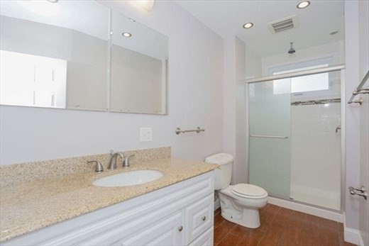 304 Davis St # 1 Property Photo 5