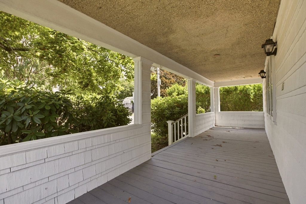 283 Montgomery St Property Photo 4