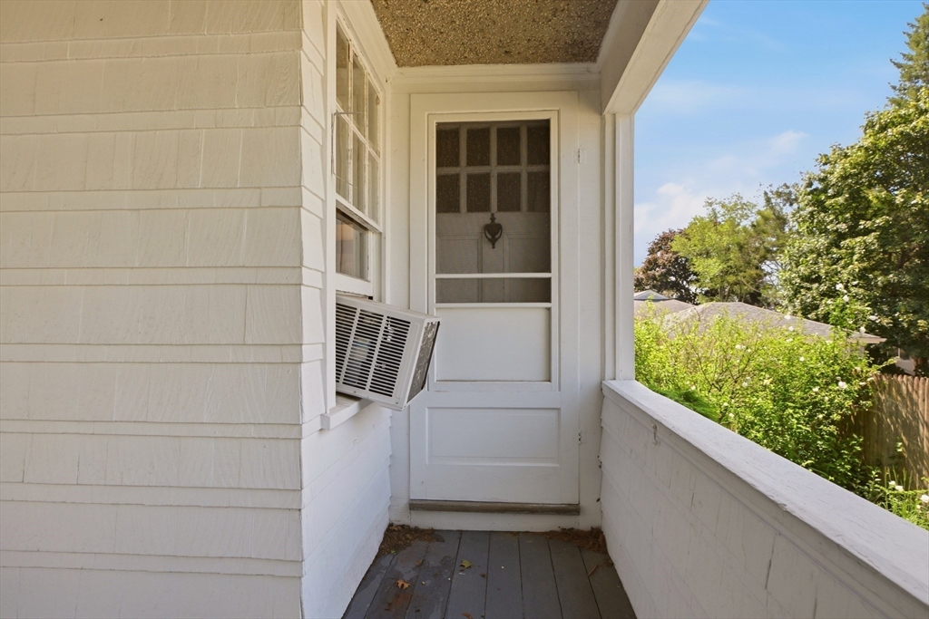 283 Montgomery St Property Photo 5