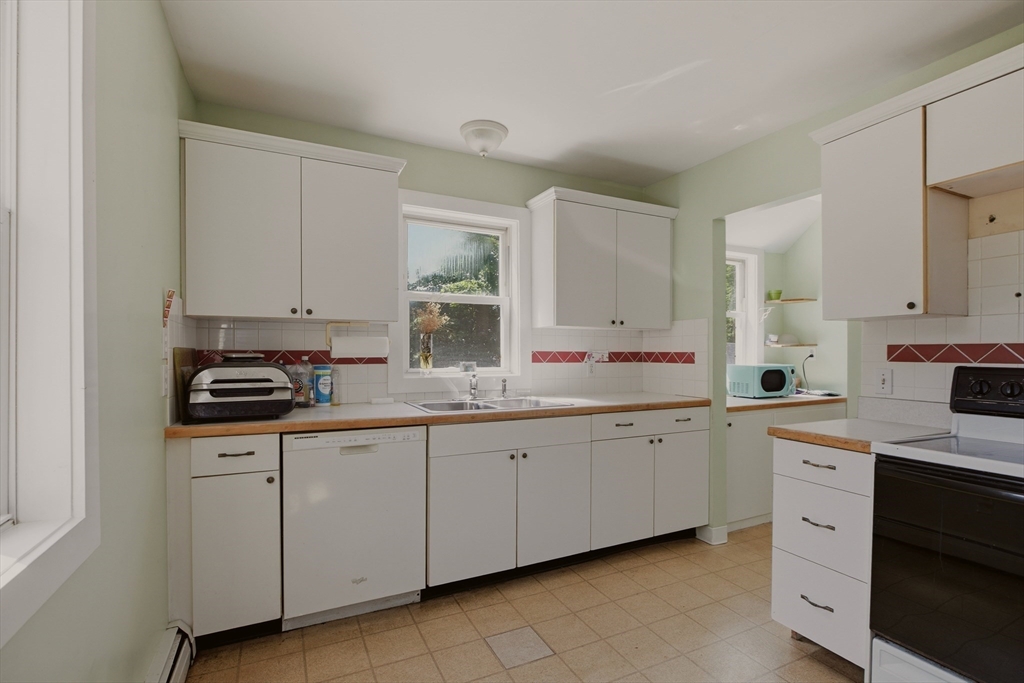 283 Montgomery St Property Photo 6