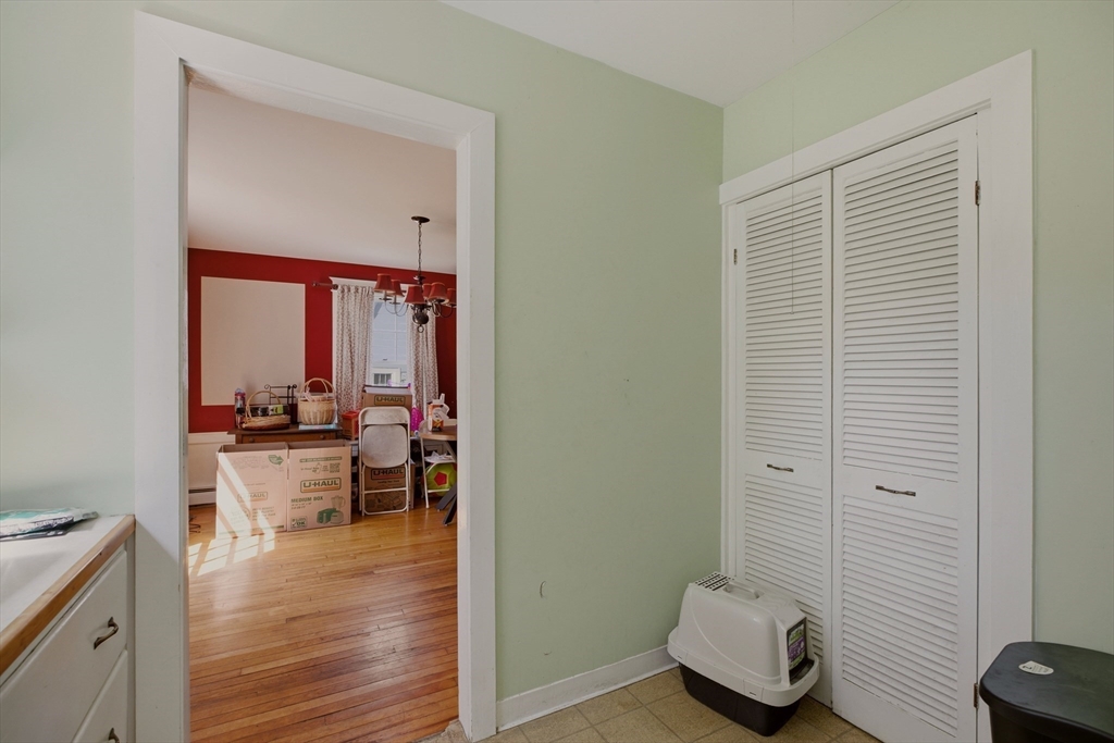 283 Montgomery St Property Photo 9