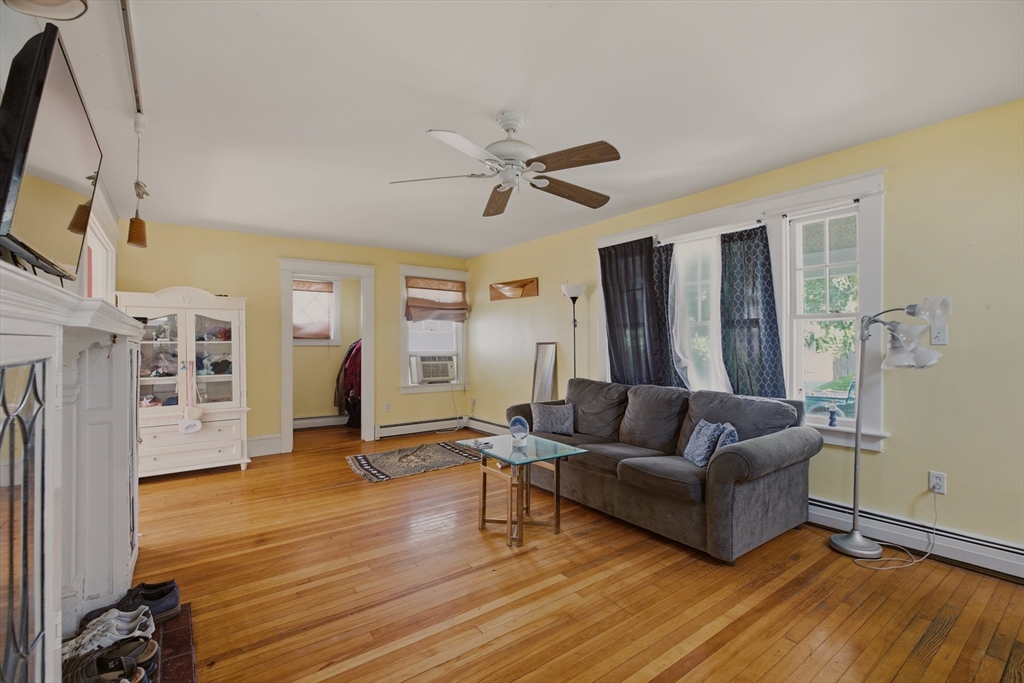283 Montgomery St Property Photo 12