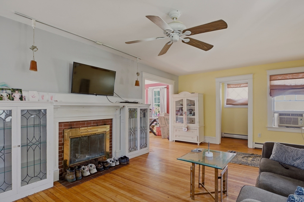 283 Montgomery St Property Photo 13