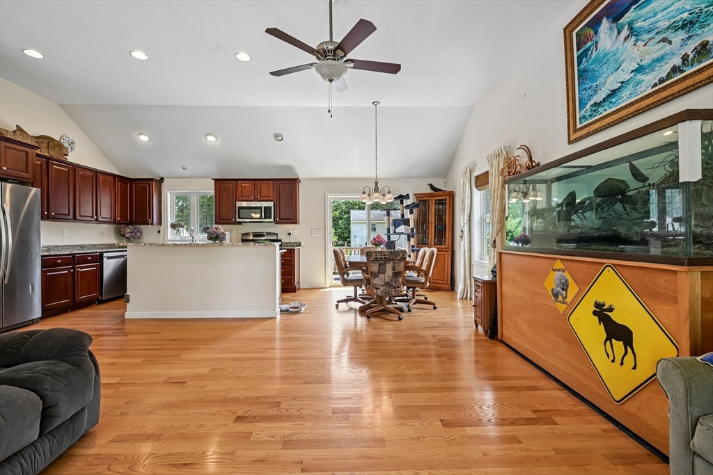 12 Autumn St Property Photo 6
