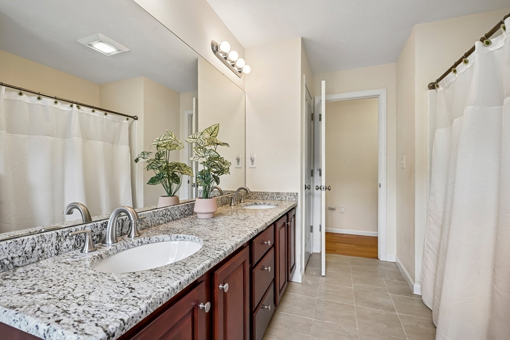 12 Autumn St Property Photo 9