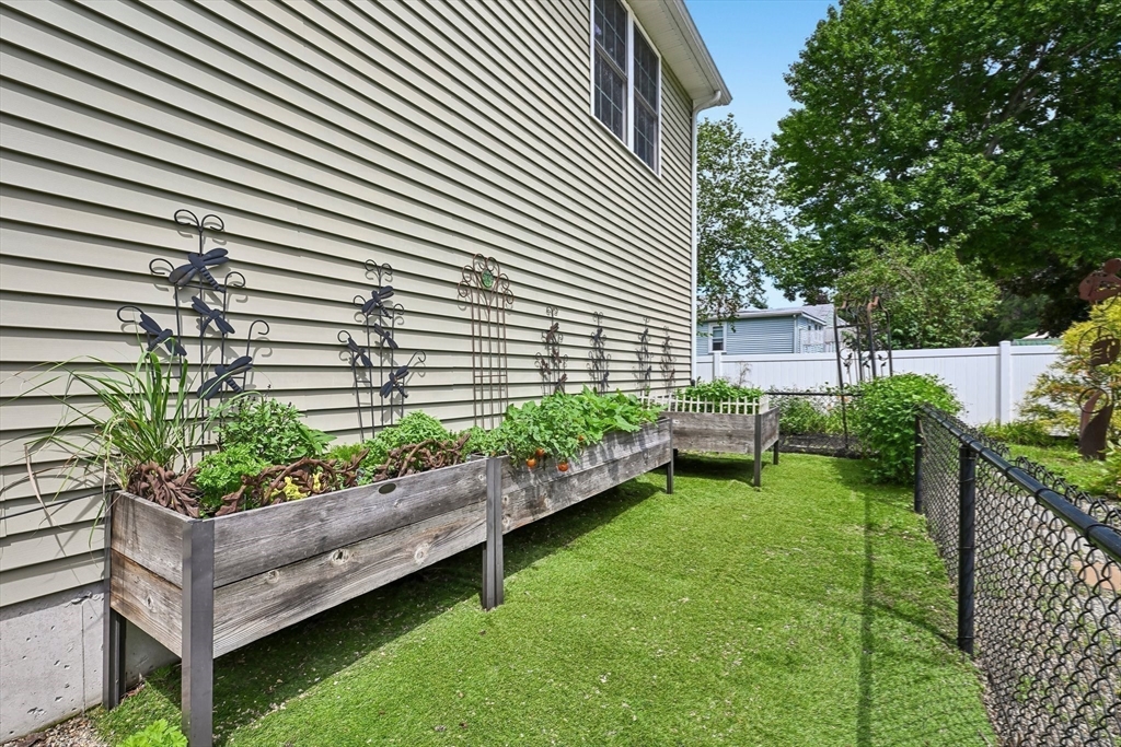 12 Autumn St Property Photo 19