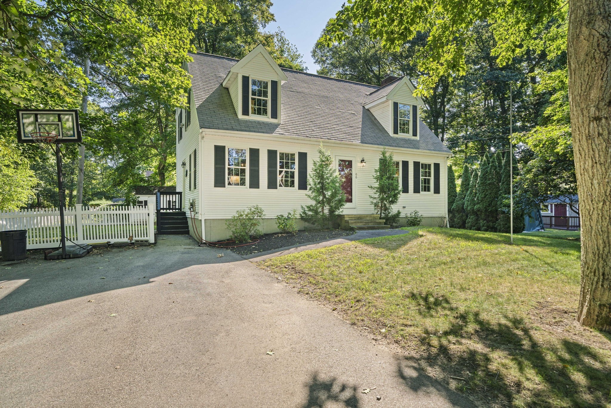 66 Cottage Ln Property Photo 2
