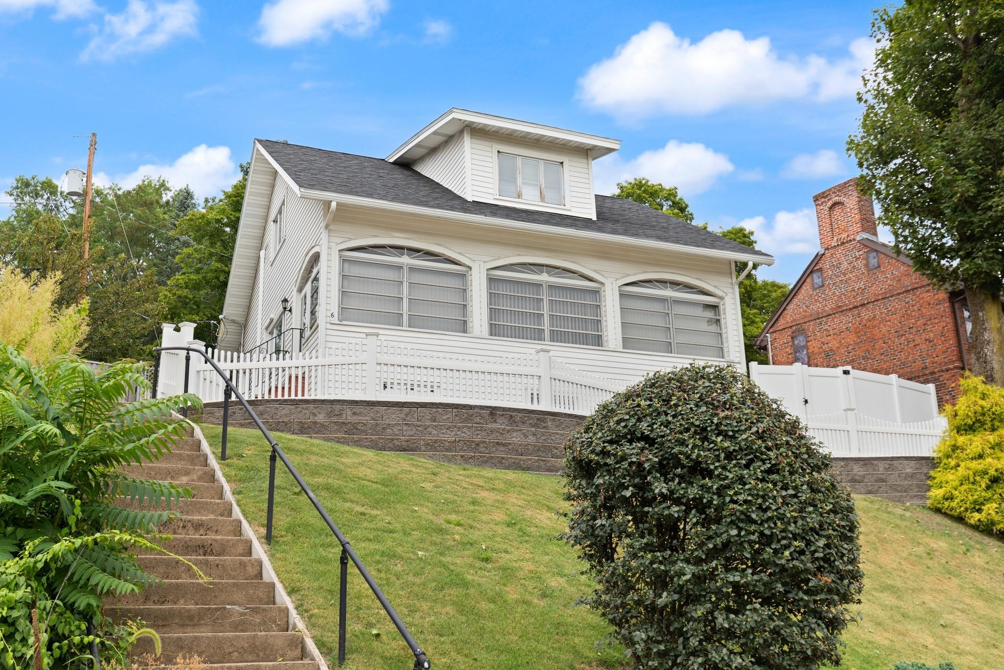 6 Groveland St Property Photo 2