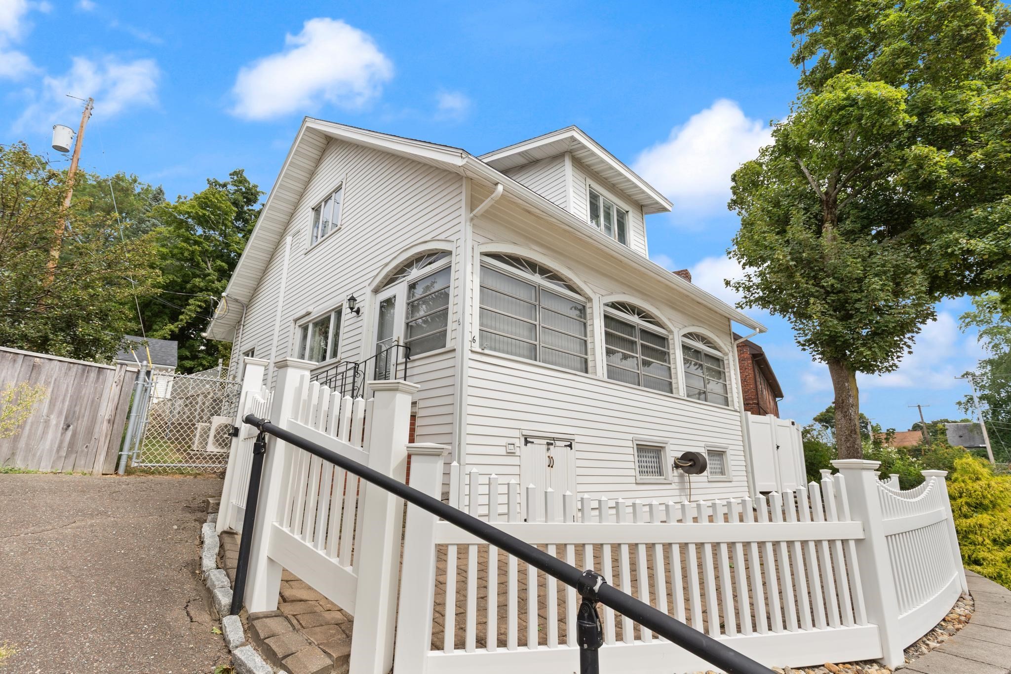 6 Groveland St Property Photo 4