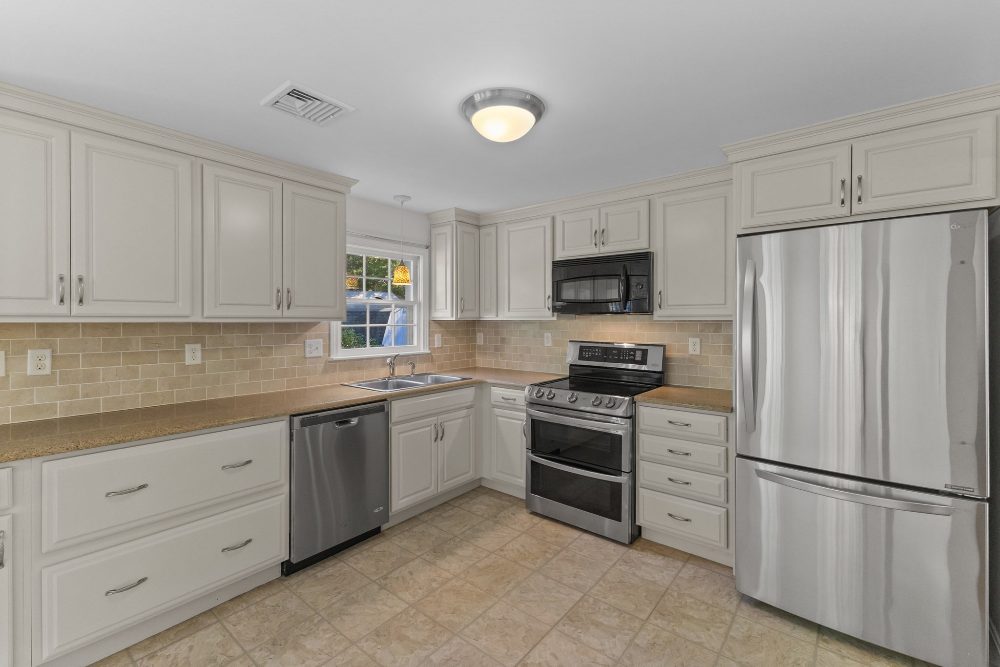 627 Main St Property Photo 10