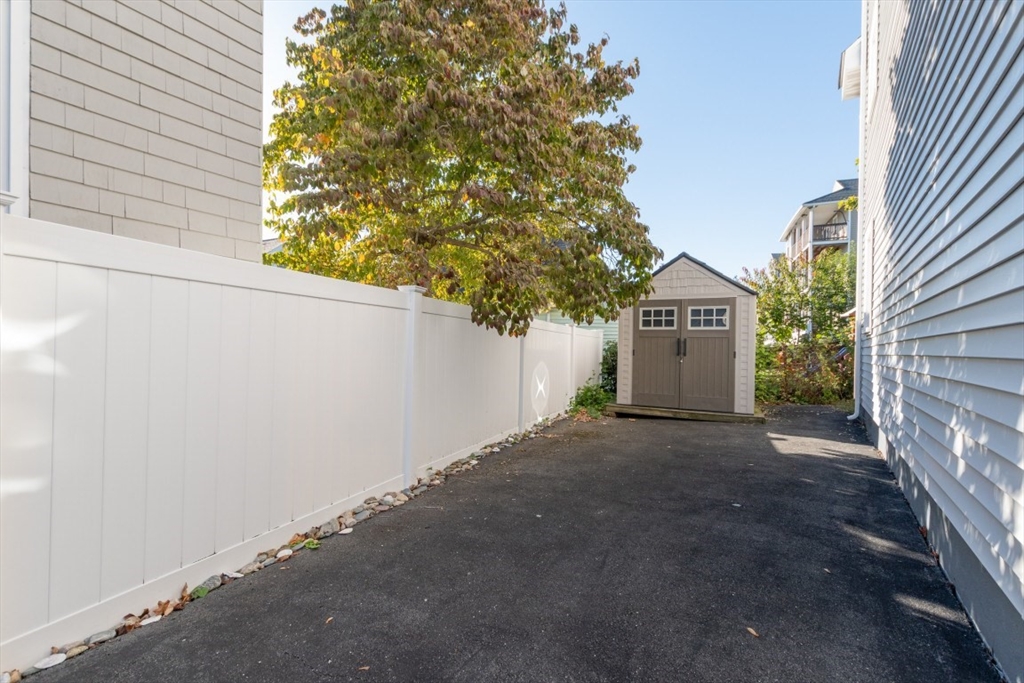 8 Siren St Property Photo 9