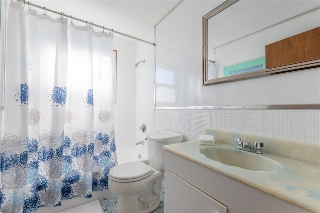 8 Siren St Property Photo 32