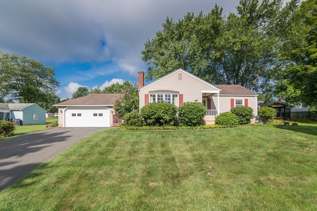 98 Circle Dr Property Photo 1