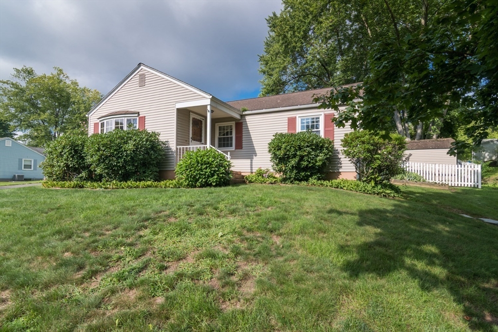 98 Circle Dr Property Photo 3
