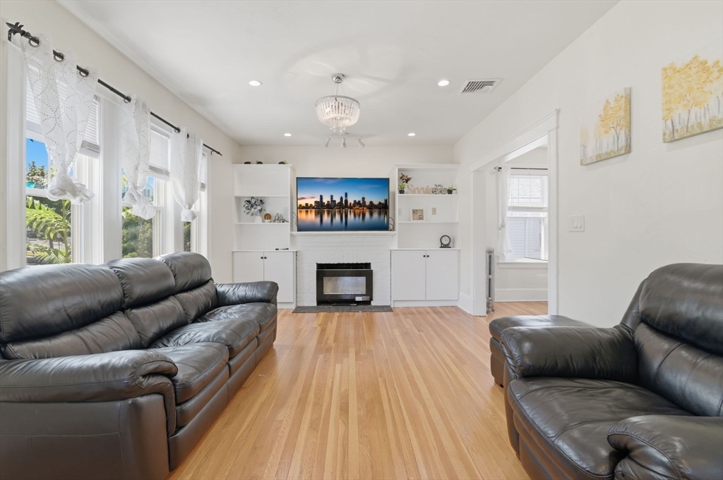 334 Sea St Property Photo 4