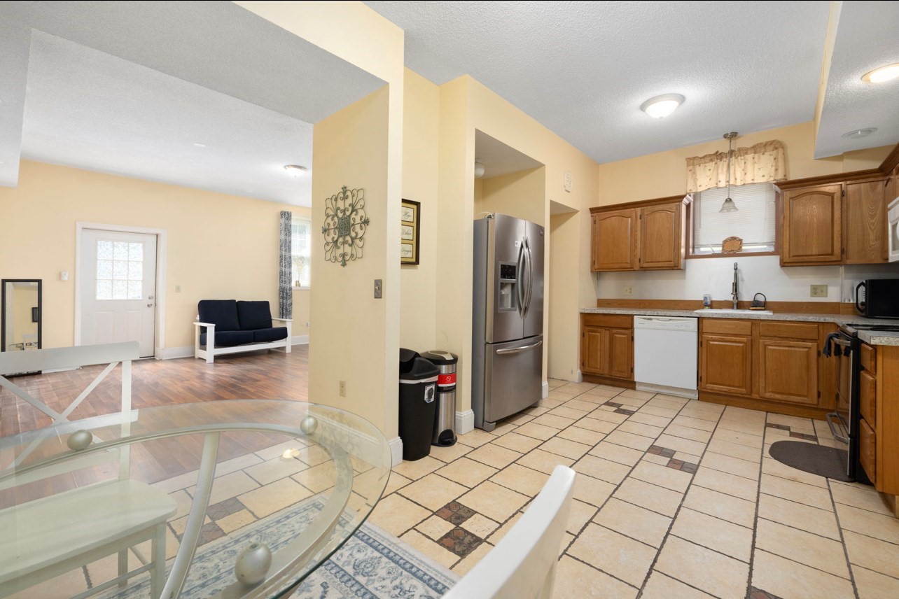 576 Fairmount St Property Photo 4