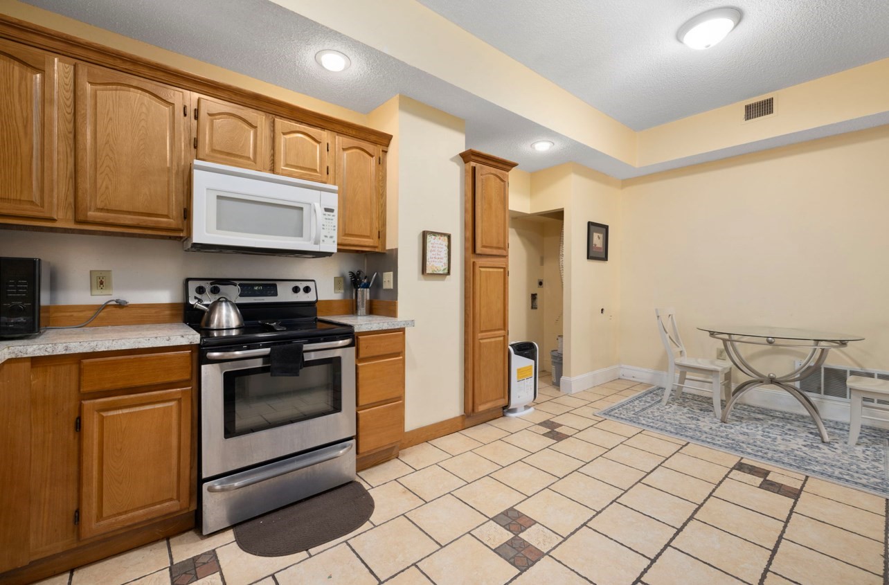 576 Fairmount St Property Photo 6