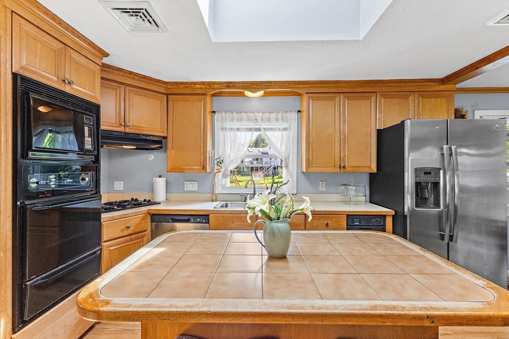 28 Lillian Ter Property Photo 6
