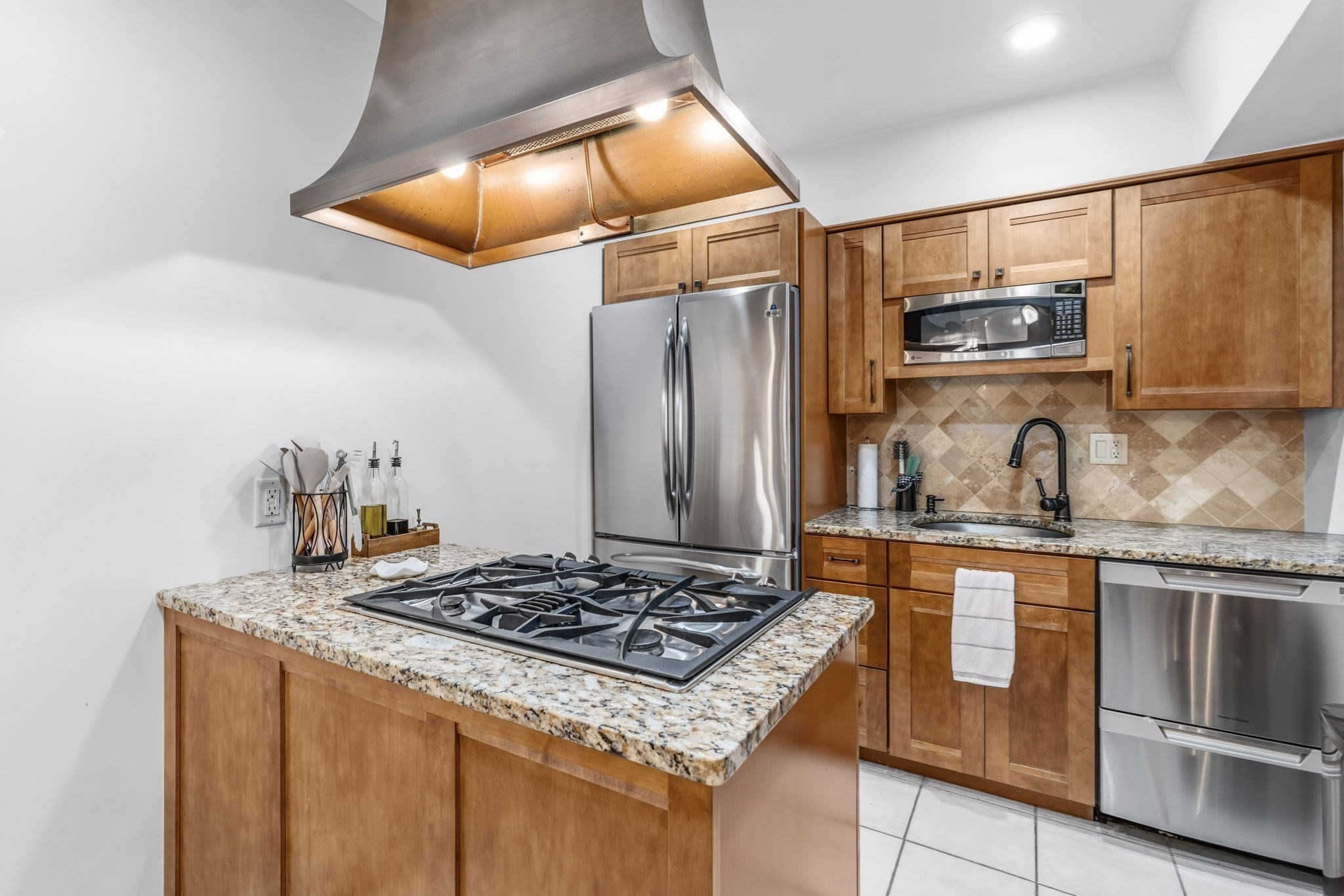 30 Halifax Ct # G Property Photo 3