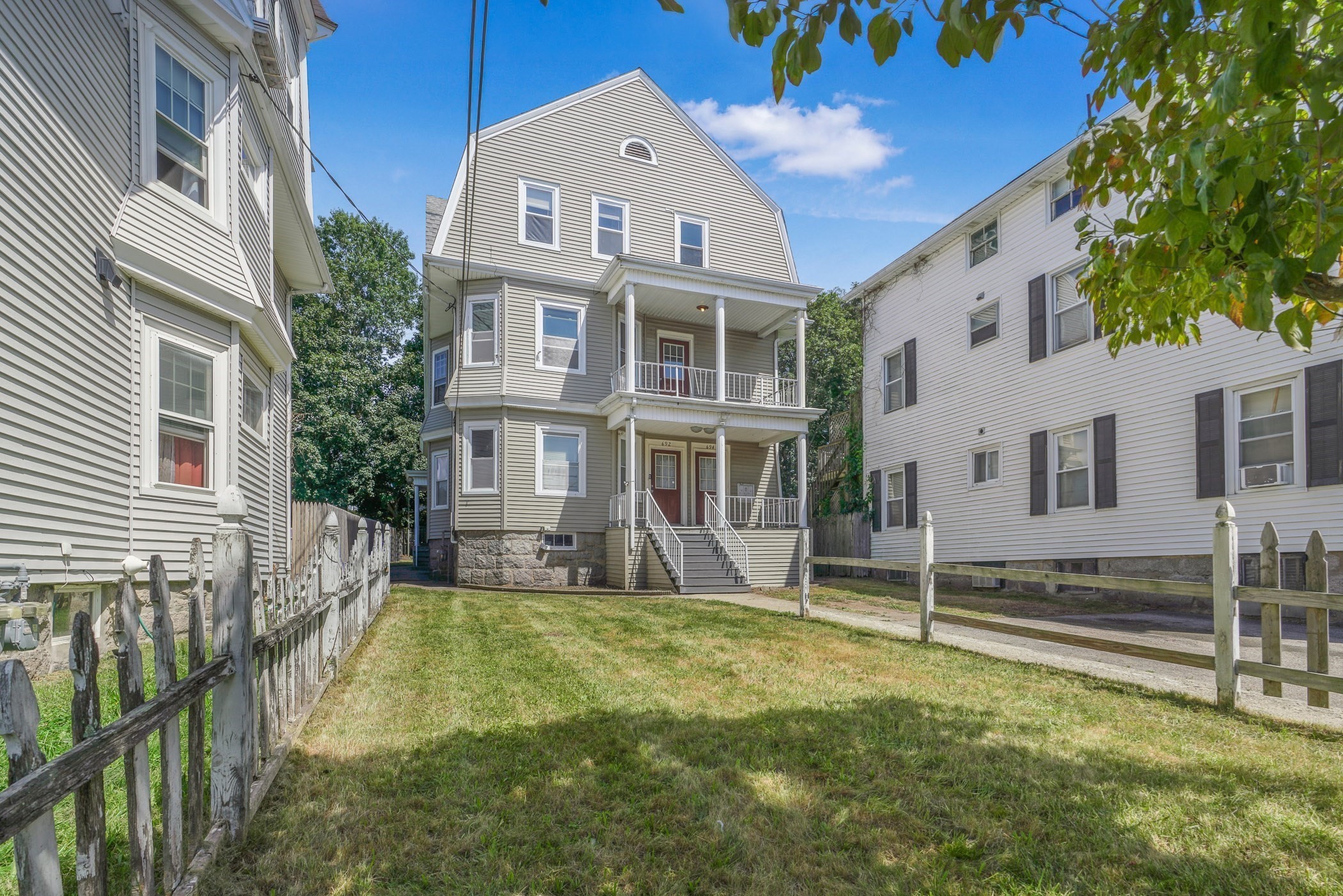 692 Walnut St Property Photo 3