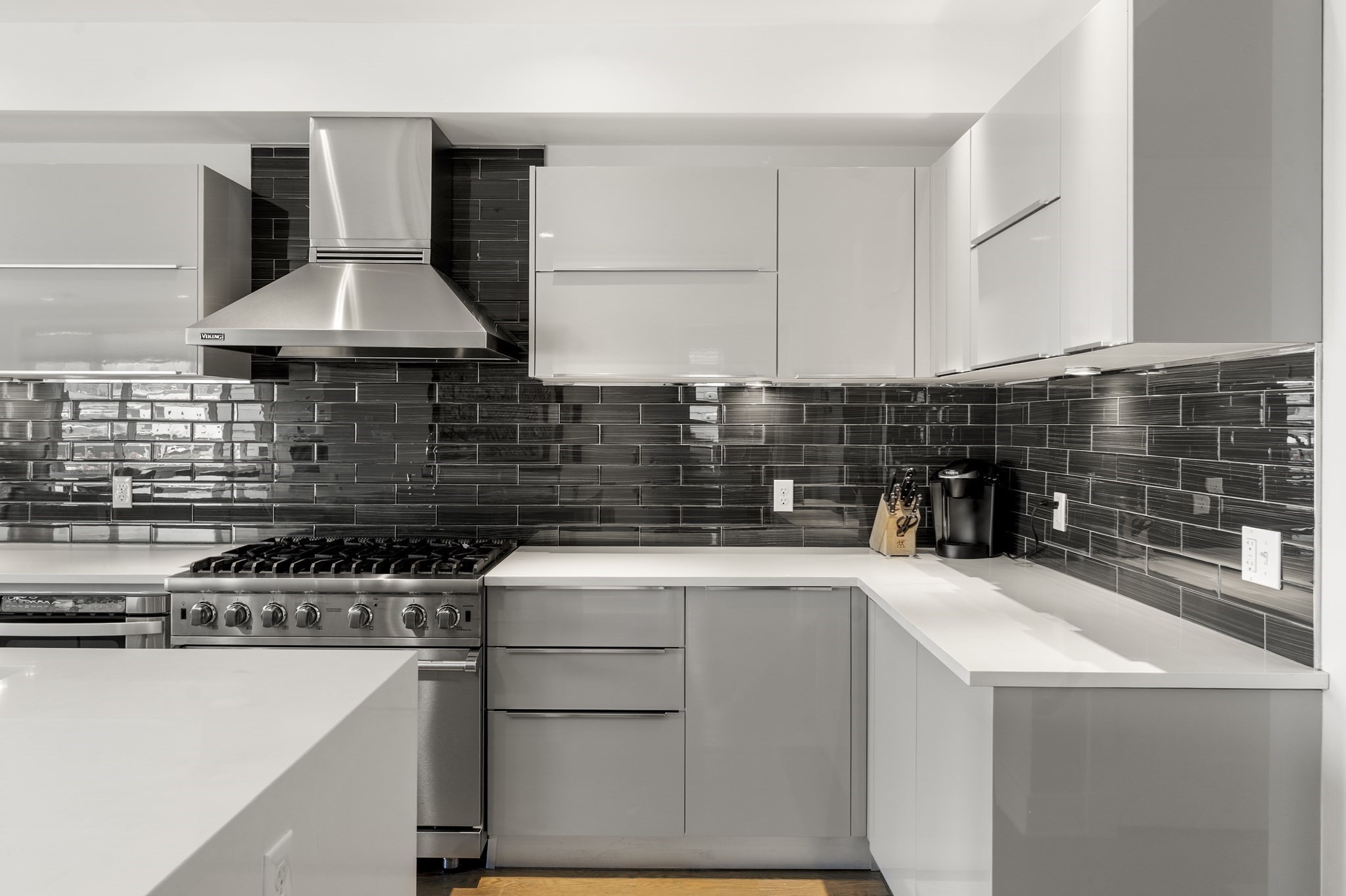 407 W 1st St # 302 Property Photo 5