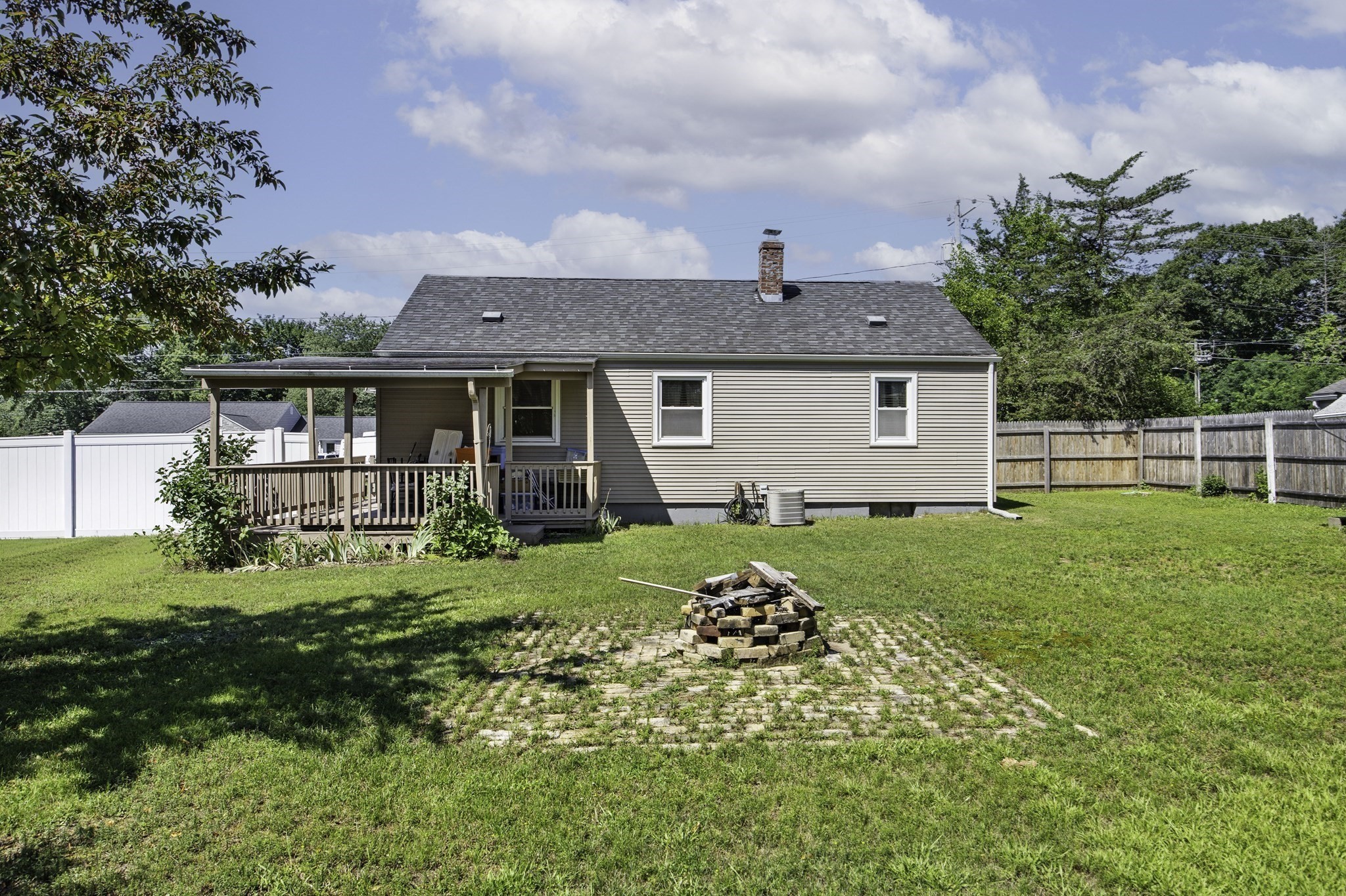 133 Denwall Dr Property Photo 3
