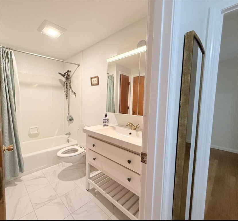 35 Webster Ct # 35 Property Photo 6