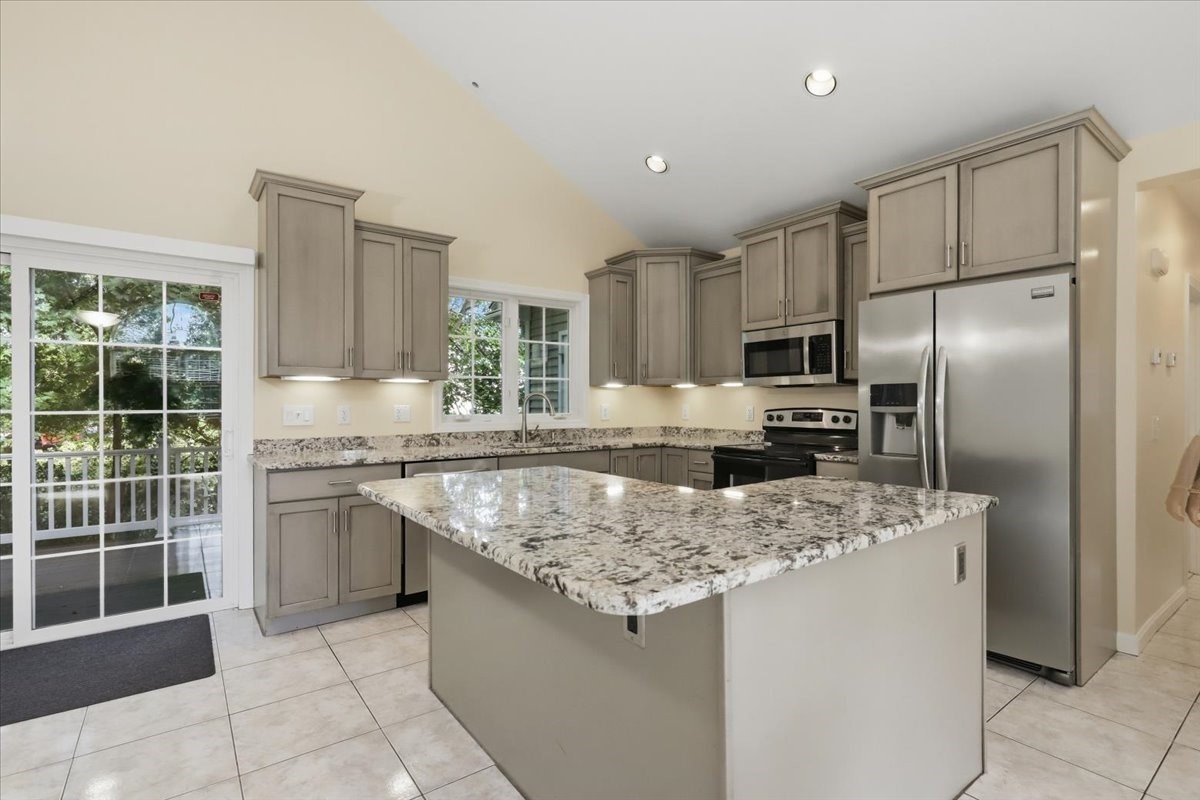 1015 Forbes St Property Photo 2