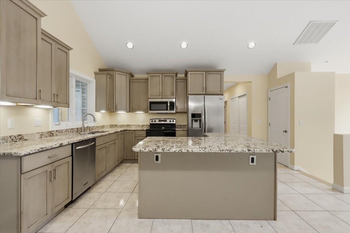 1015 Forbes St Property Photo 3