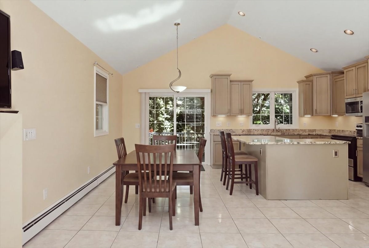 1015 Forbes St Property Photo 4