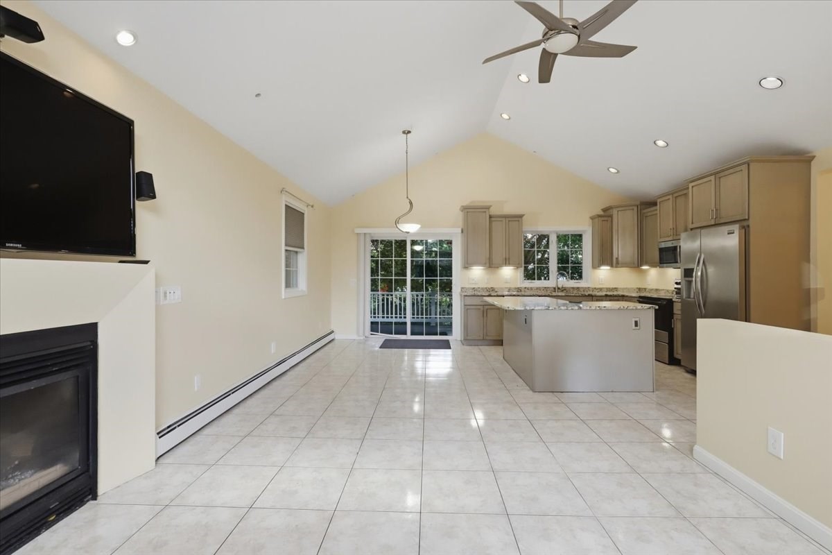 1015 Forbes St Property Photo 5